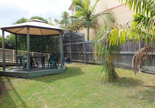 Family and BBQ area at Central Motel Ipswich