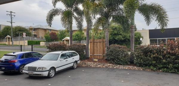 Front facing view of the car park at the front of the reception at Central Motel Ipswich